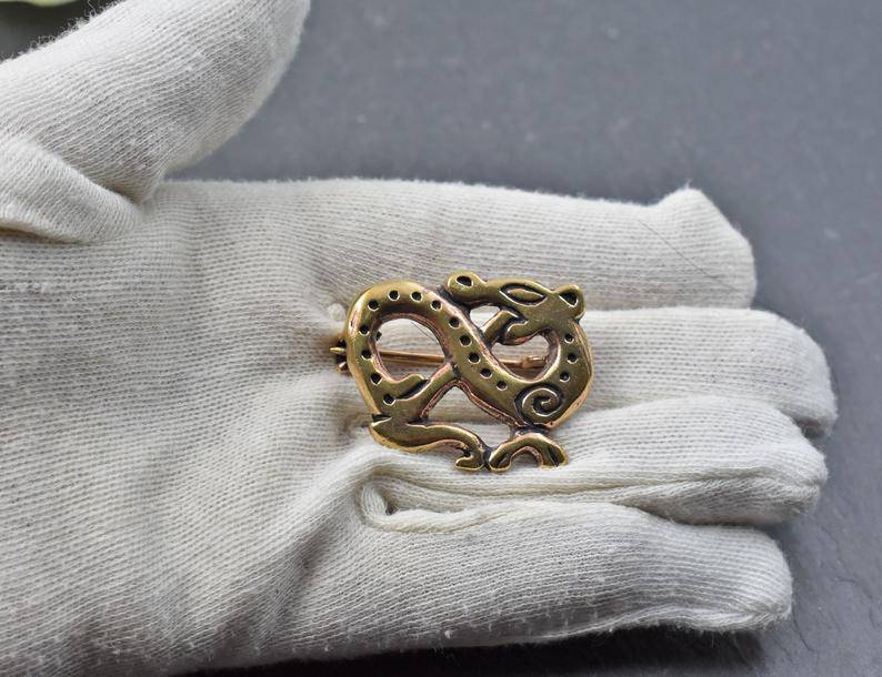 Drachen Fibel im Ringerike Stil aus Bronze auf der Hand
