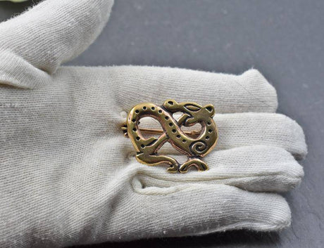 Drachen Fibel im Ringerike Stil aus Bronze auf der Hand