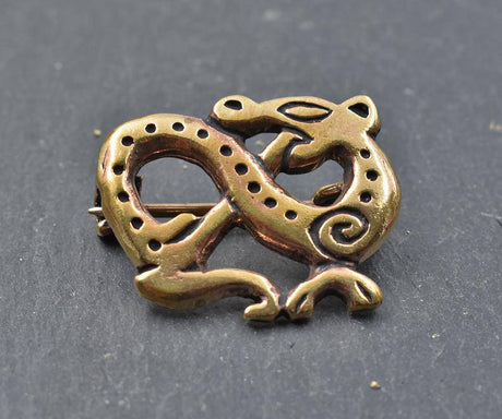 Drachen Fibel im Ringerike Stil aus Bronze auf einer Schieferplatte