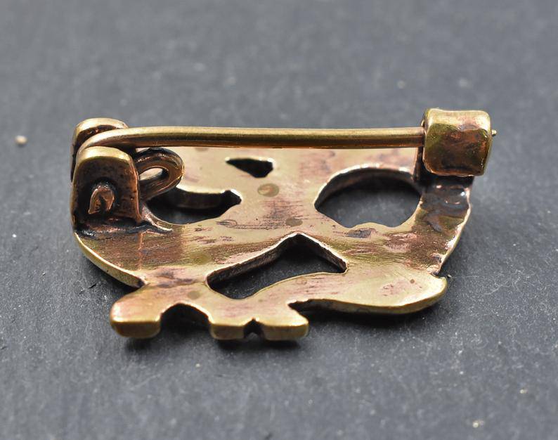 Rückseite der Drachen Fibel im Ringerike Stil aus Bronze auf einer Schieferplatte