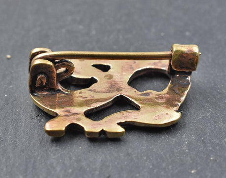 Rückseite der Drachen Fibel im Ringerike Stil aus Bronze auf einer Schieferplatte