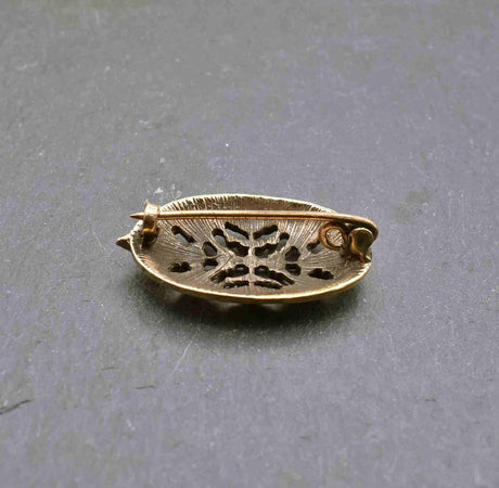 Rückseite der Mini Schildkrötfibel aus Bronze