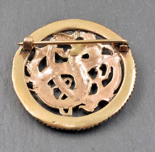Rückseite der Drachen Brosche im Mammen Stil aus Bronze auf einer Schieferplatte