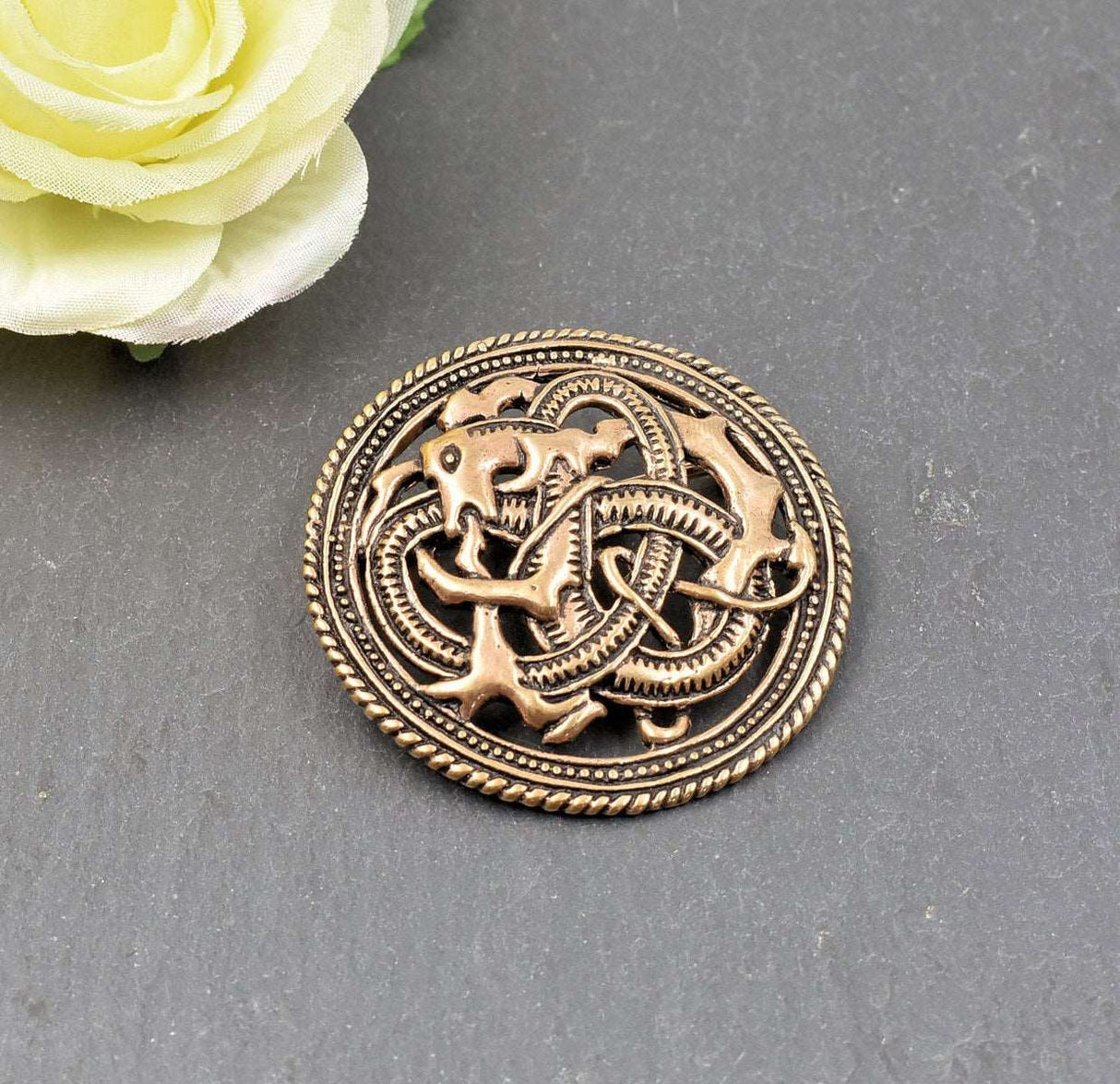 Drachen Brosche im Mammen Stil aus Bronze auf einer Schieferplatte mit gelber Rose