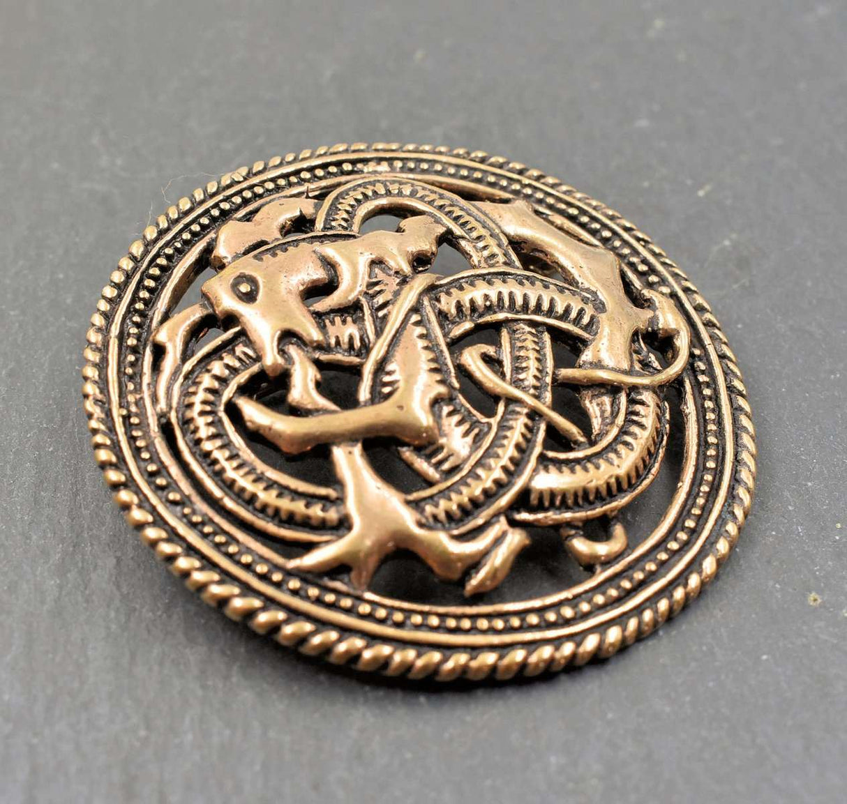 Drachen Brosche im Mammen Stil aus Bronze auf einer Schieferplatte