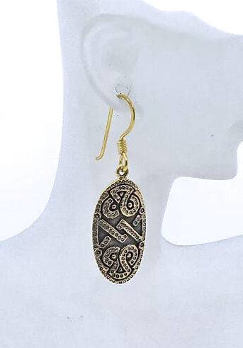 Wikingerschild Ohrringe aus Bronze an einer Büste