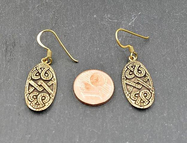 Wikingerschild Ohrringe aus Bronze mit Münze zum Größenvergleich