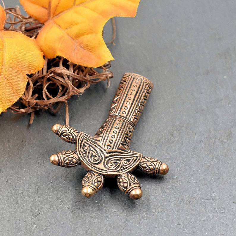 Germanische Ärmchenfibel aus Bronze