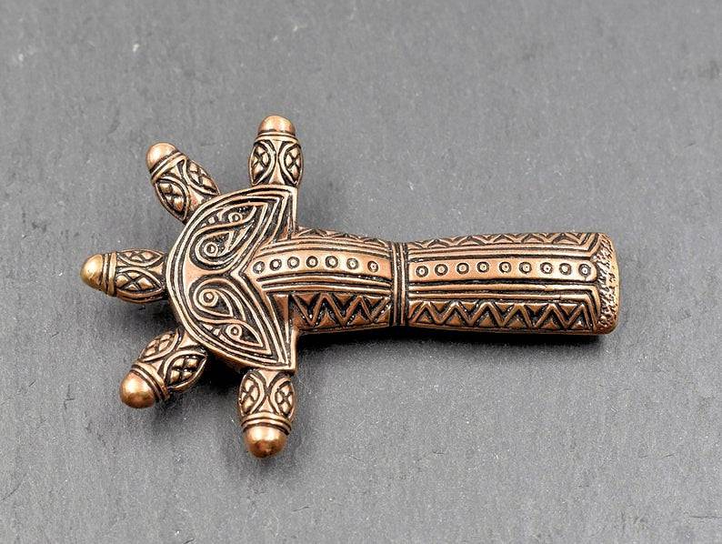 Germanische Ärmchenfibel aus Bronze