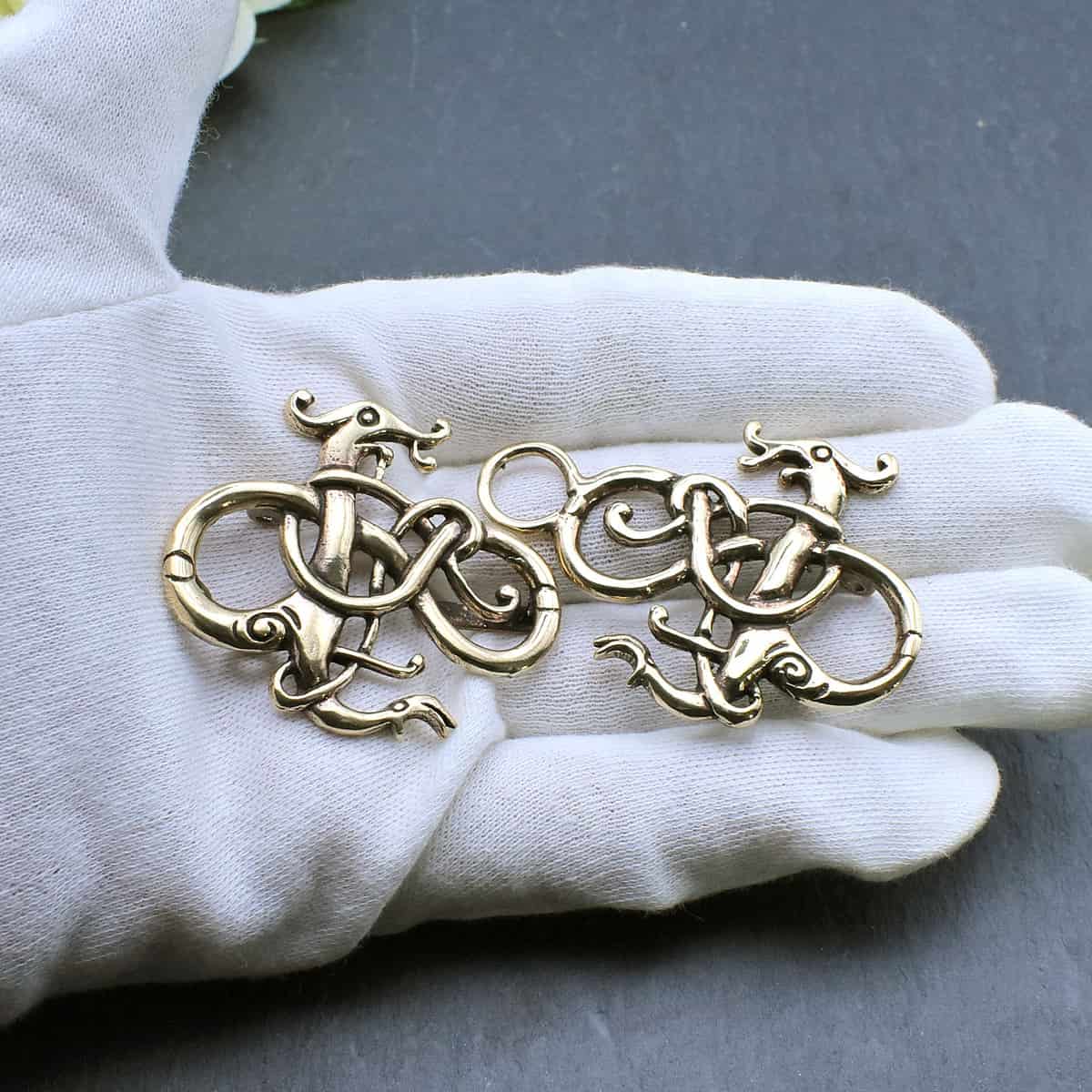 Gewandschließe Wikingerdrache im Urnes-Stil - Belanas Schatzkiste