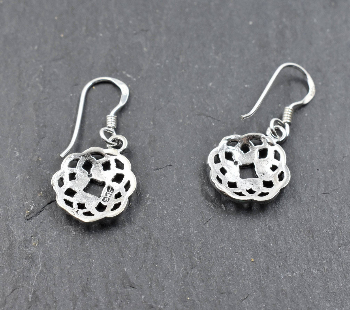 Rückseite der Ohrhänger keltischer Knoten aus 925er-Silber