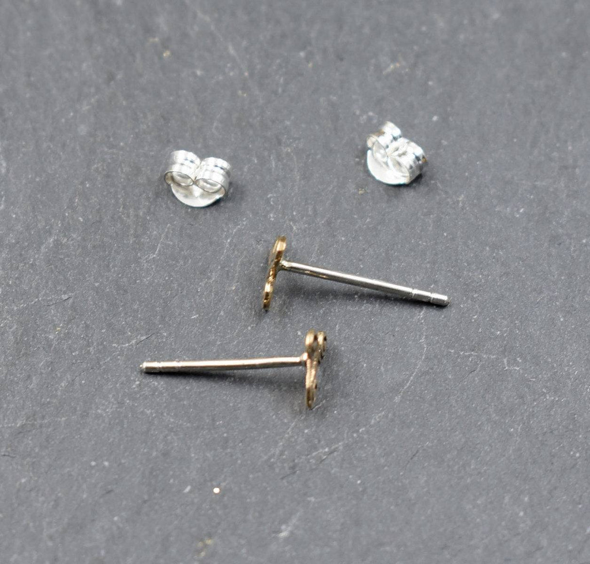 Seitenansicht der Triskelen Ohrstecker