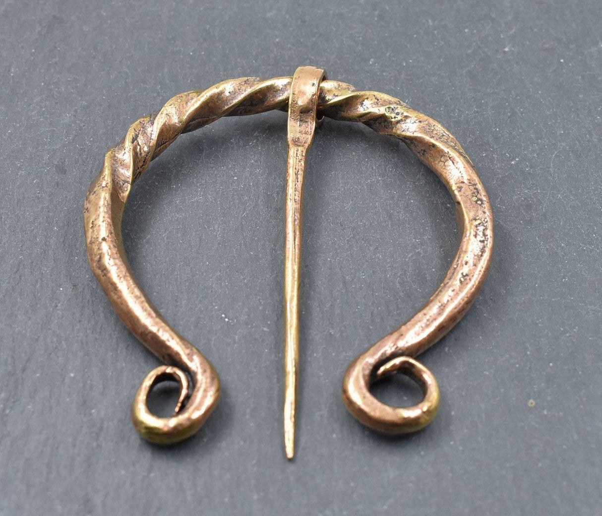 Tordierte Omega Fibel aus Bronze