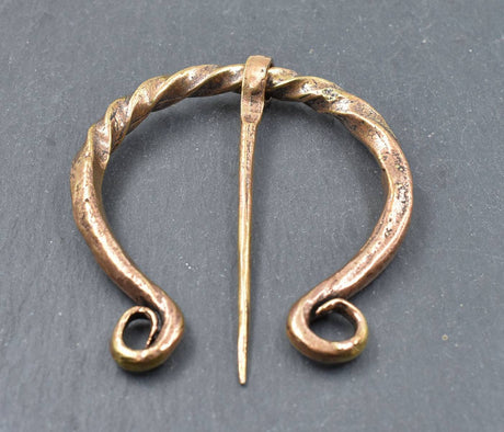 Tordierte Omega Fibel aus Bronze