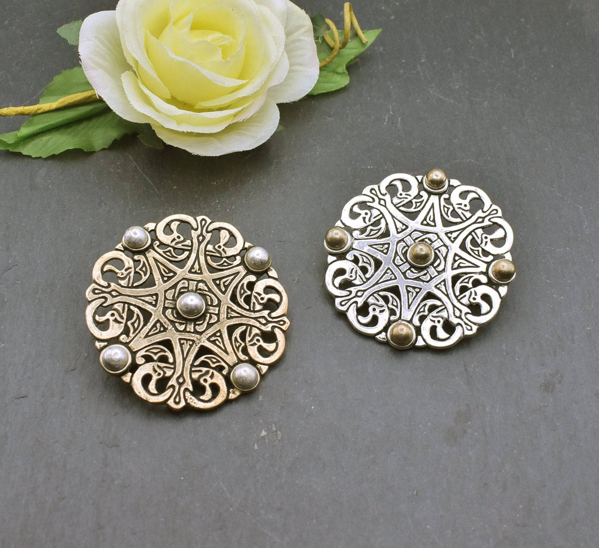 Große Scheibenfibel im Trewhiddle-Stil - Wikinger Brosche in Bronze und Silber