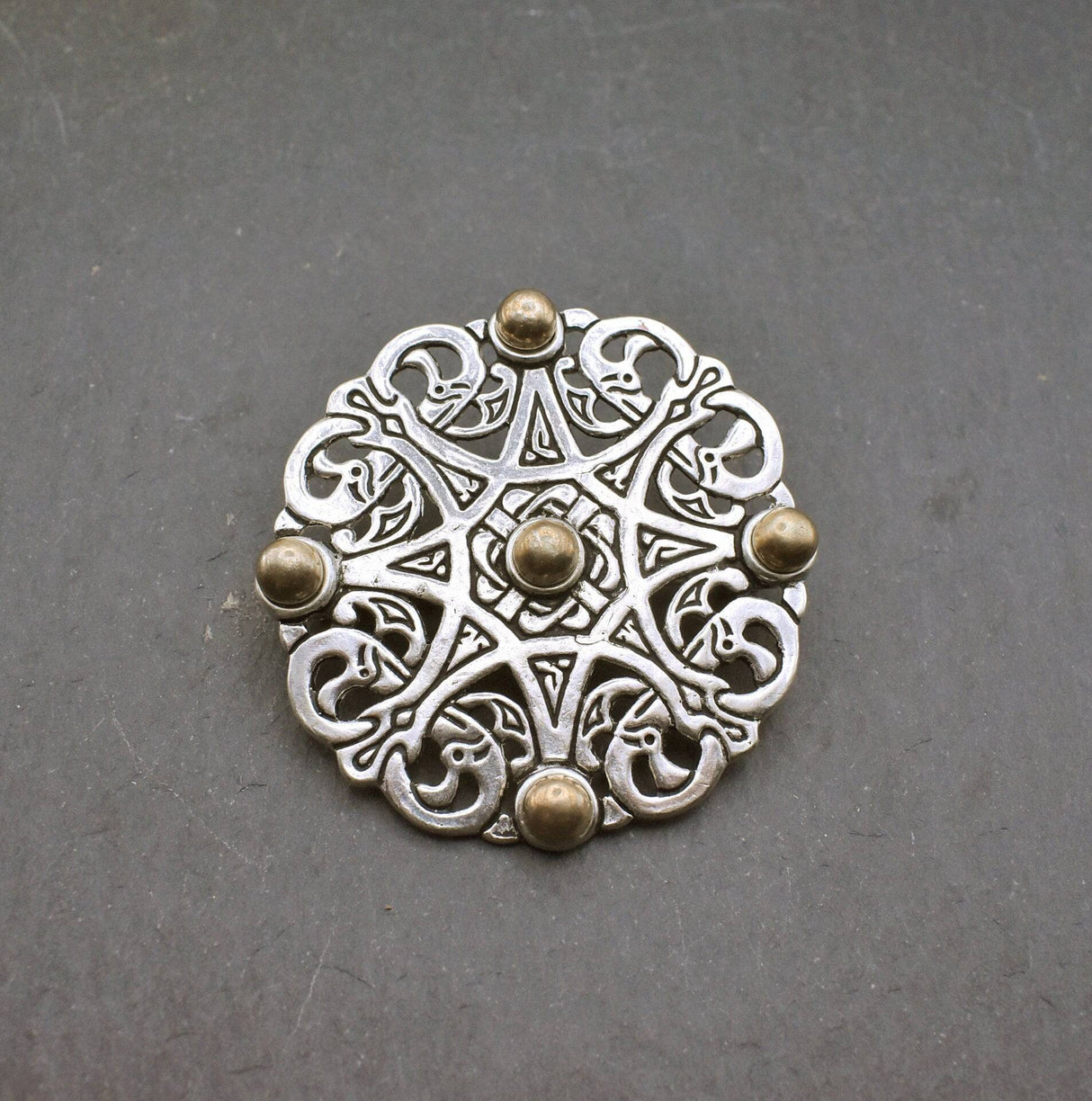 Große Scheibenfibel im Trewhiddle-Stil - Wikinger Brosche in versilberter Bronze