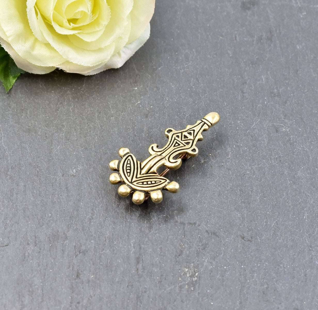 Gotische Siebenknopffibel aus Bronze