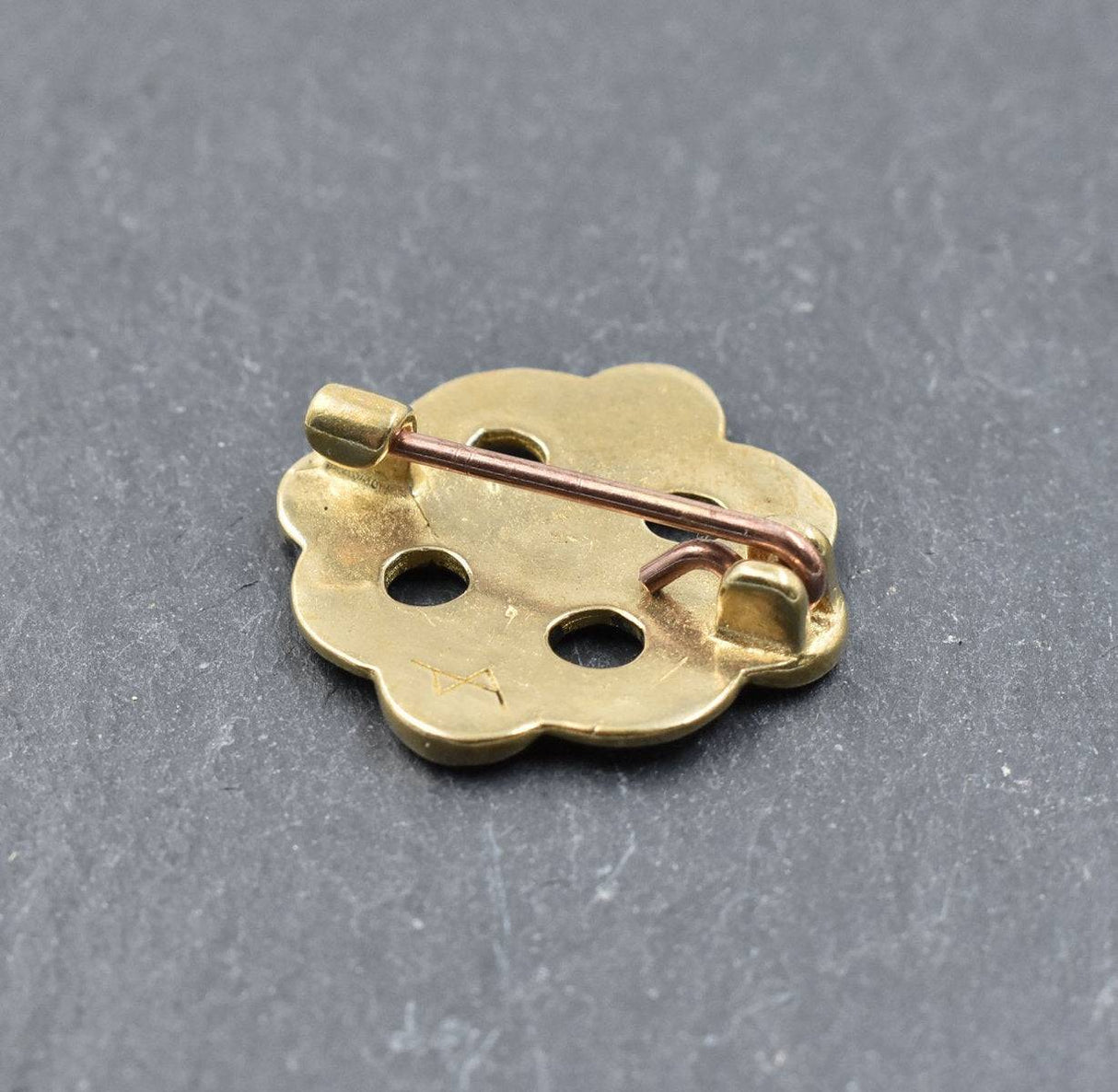 Rückseite der Fränkische Cloisonné Fibel aus Bronze mit rotem Glasfluss