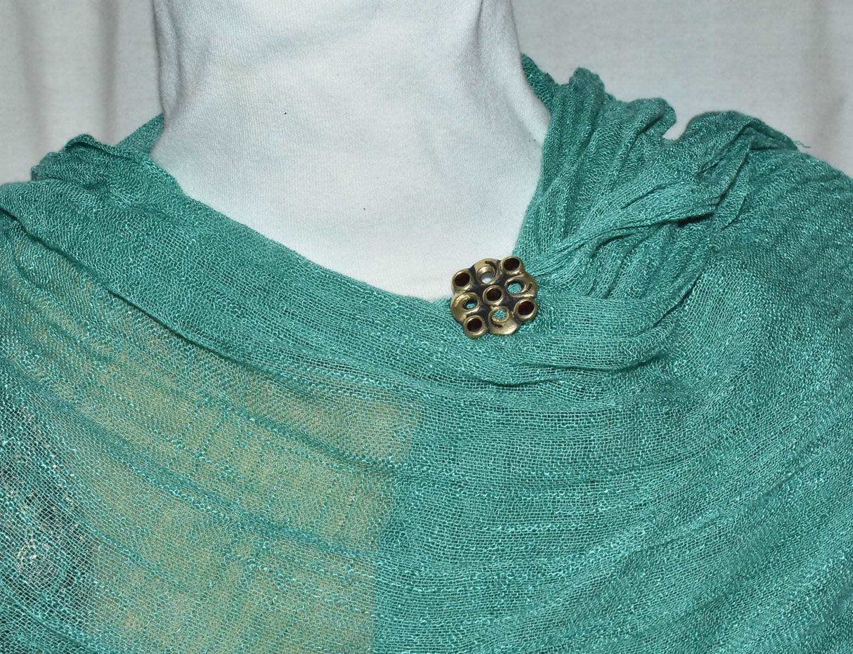 Tragebild der Fränkische Cloisonné Fibel aus Bronze mit rotem Glasfluss