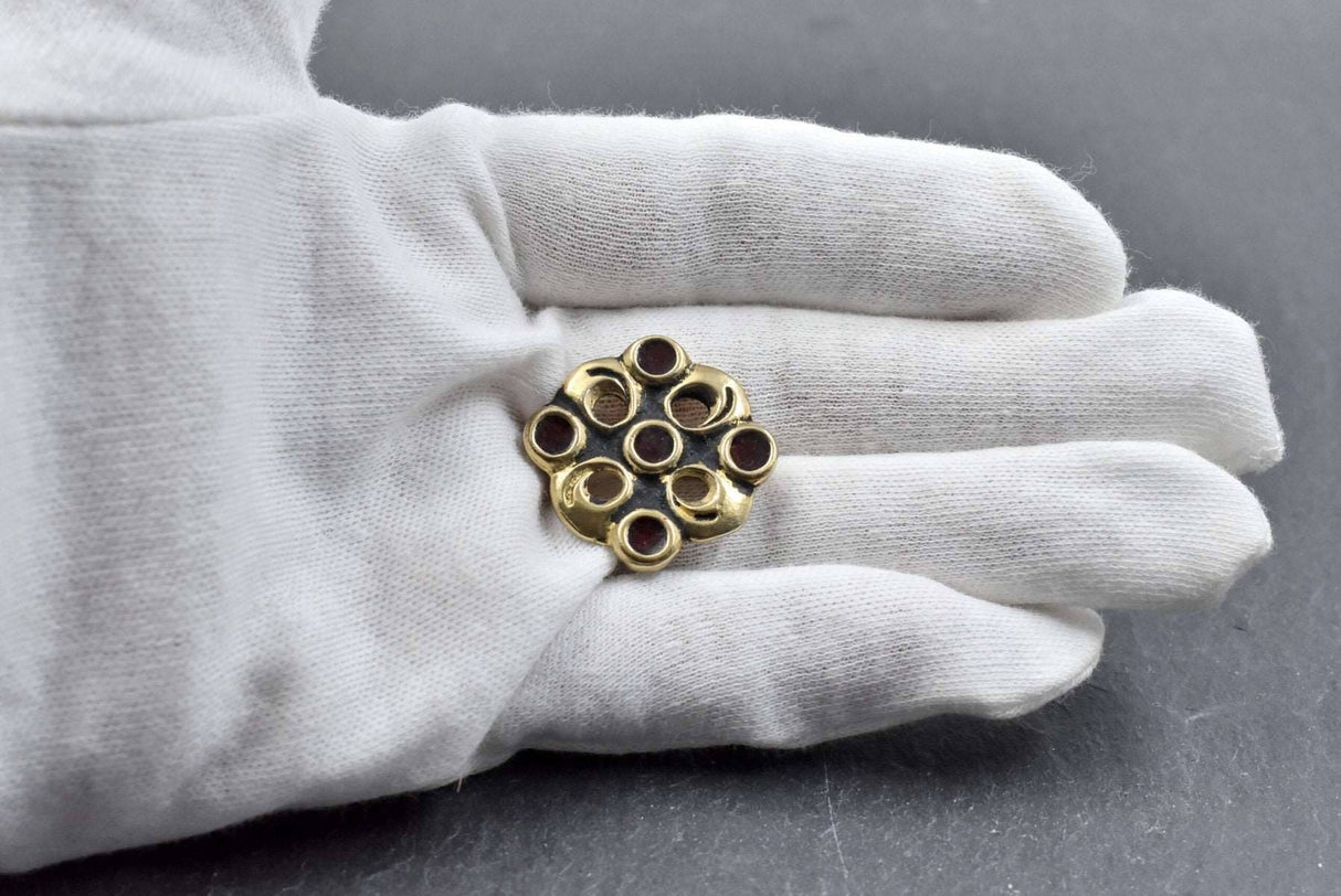 Kleine Fränkische Cloisonné Fibel aus Bronze mit rotem Glasfluss auf der Hand