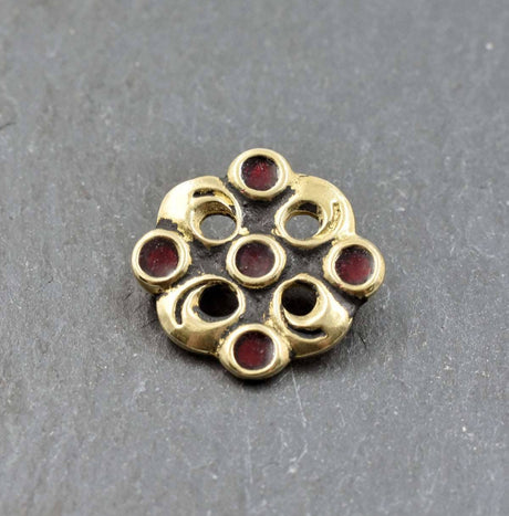 Kleine Fränkische Cloisonné Fibel aus Bronze mit rotem Glasfluss