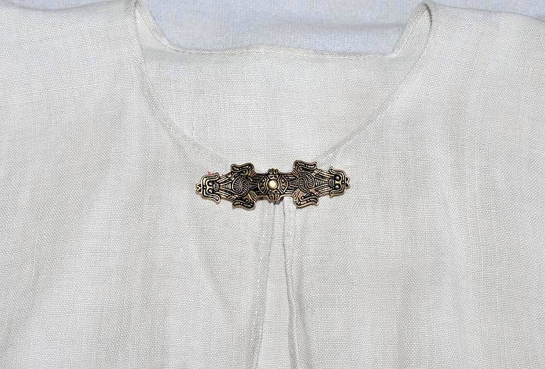 Tragebild der Birka Gleicharmfibel aus Bronze