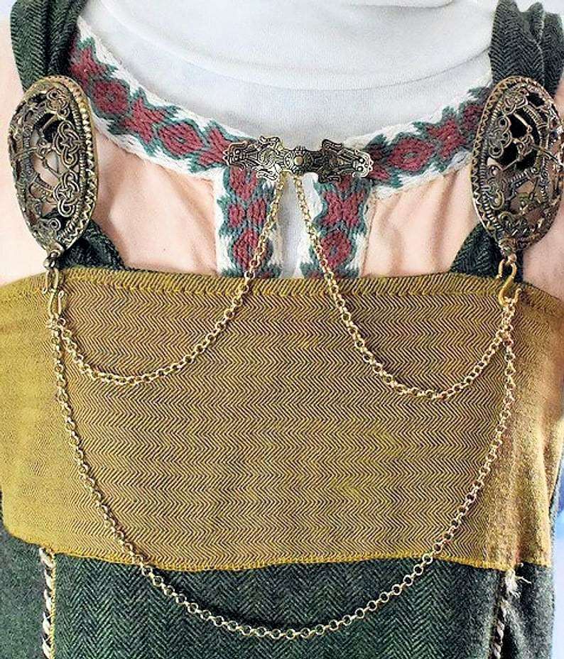Tragebild der Birka Gleicharmfibel aus Bronze
