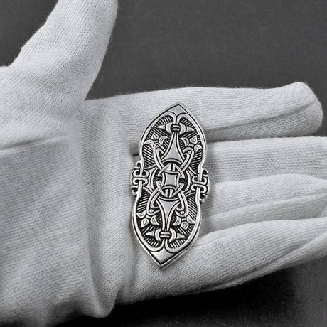 Birka Fibel aus versilberter Bronze auf der Hand