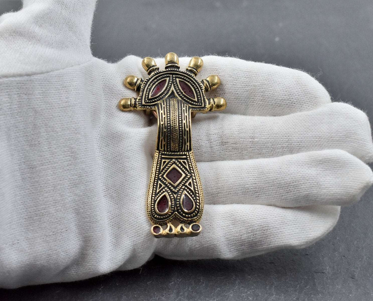 Fränkische Bügelfibel aus Bronze- 6. - 7. Jh. auf der Hand