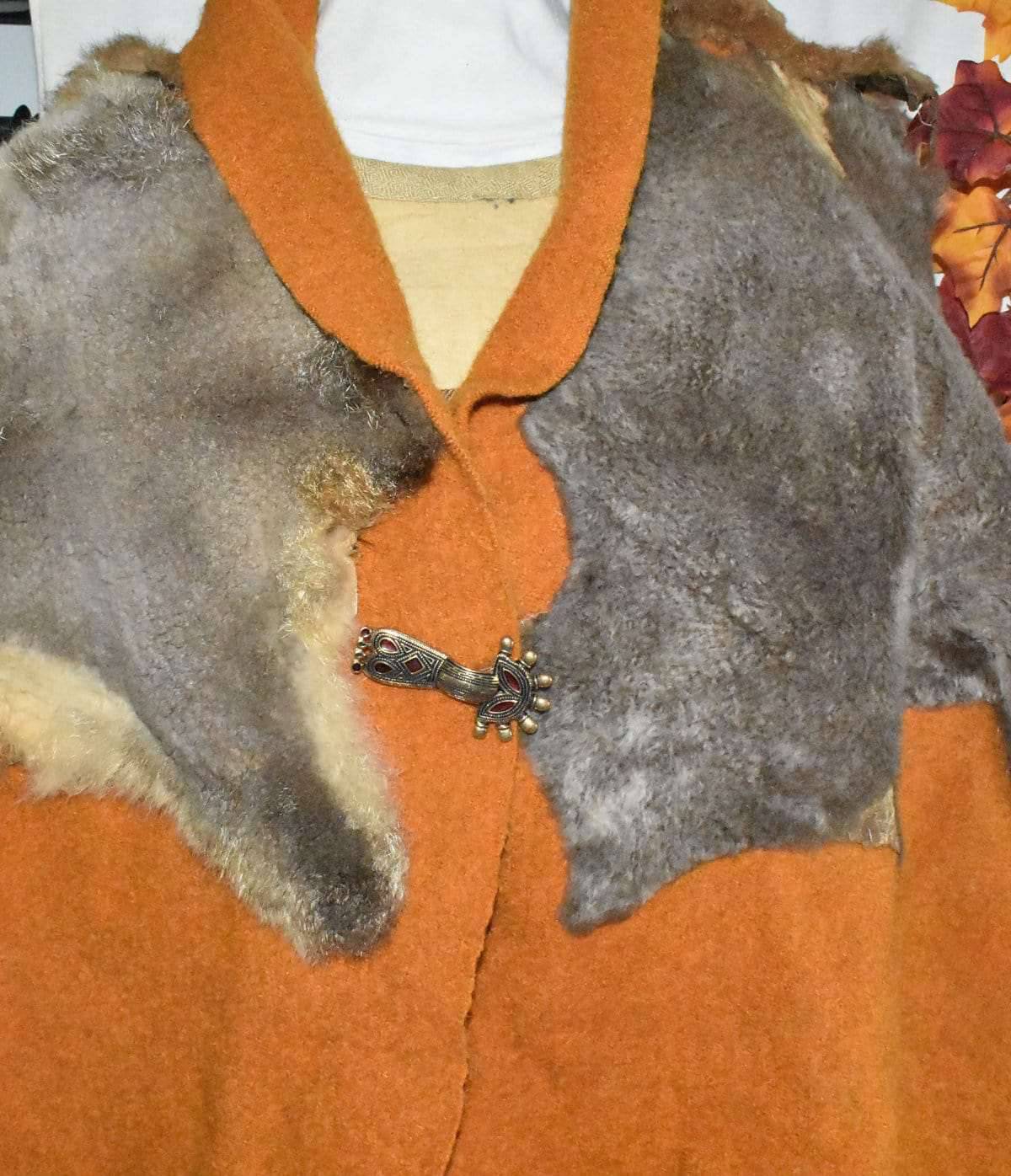 Tragebild der Fränkische Bügelfibel aus Bronze- 6. - 7. Jh.