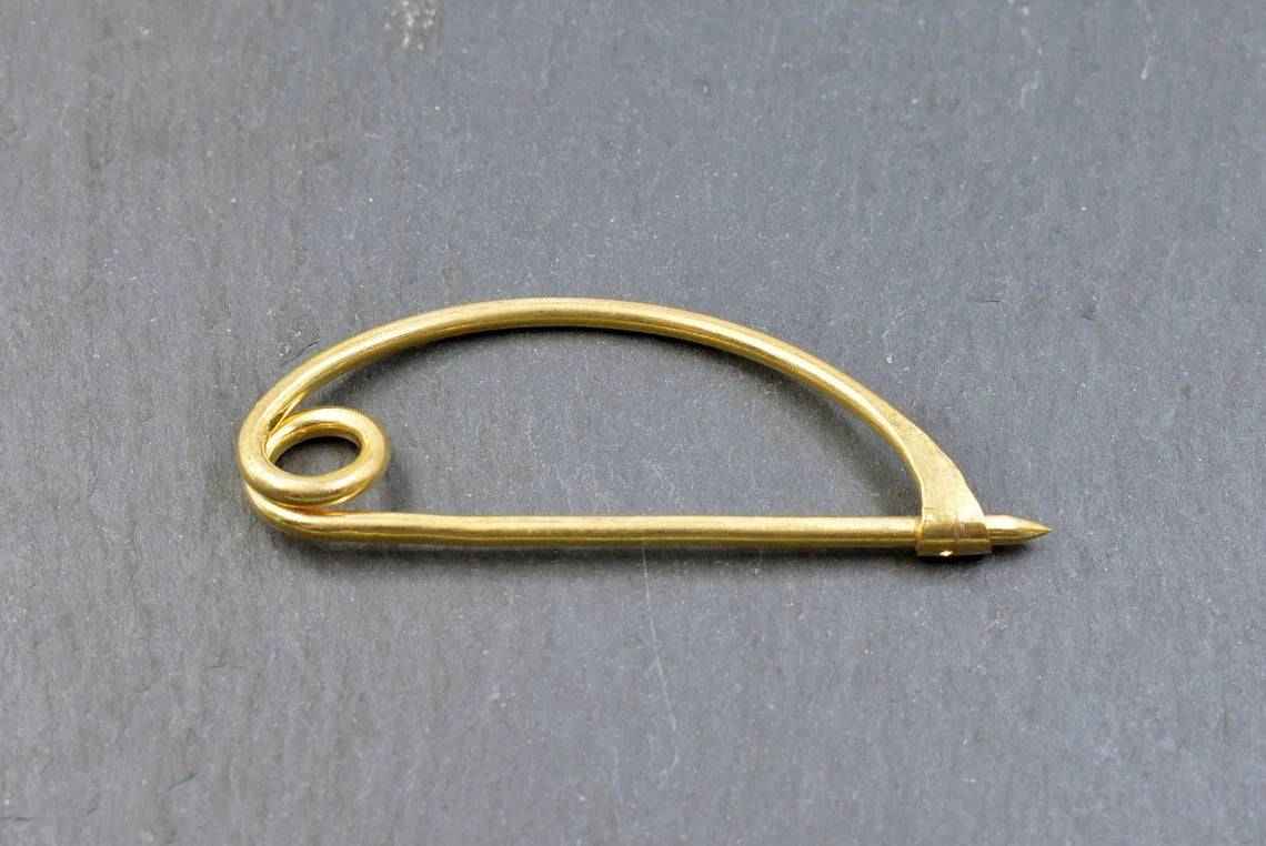 Schlichte keltische Bügelfibel aus Messing