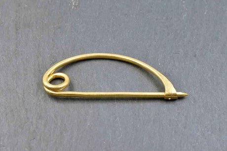 Schlichte keltische Bügelfibel aus Messing