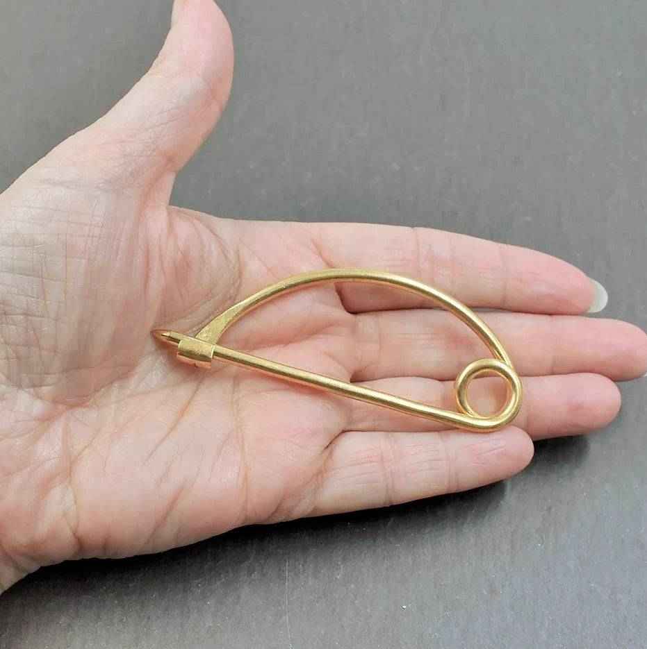 Schlichte keltische Bügelfibel aus Messing