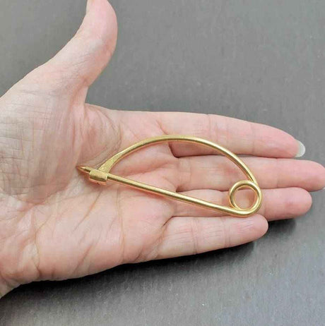 Schlichte keltische Bügelfibel aus Messing