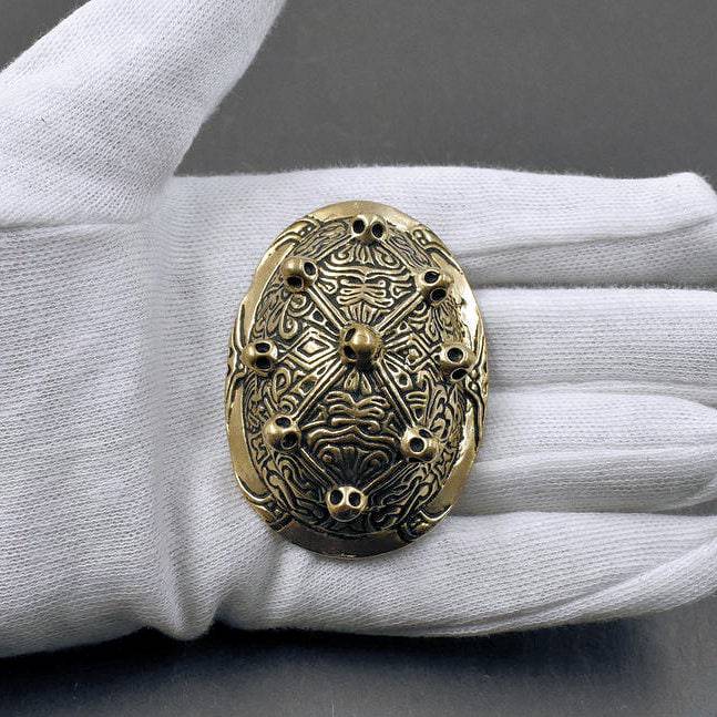 Finnische Schildkrötfibeln aus Bronze auf der Hand