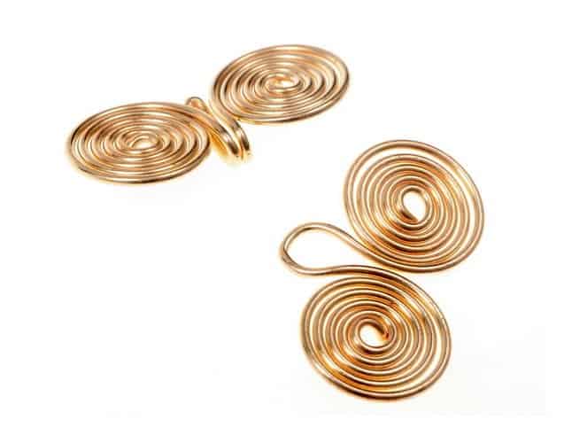 Frühmittelalterliche Gewandschließe aus Messingdraht geöffnet