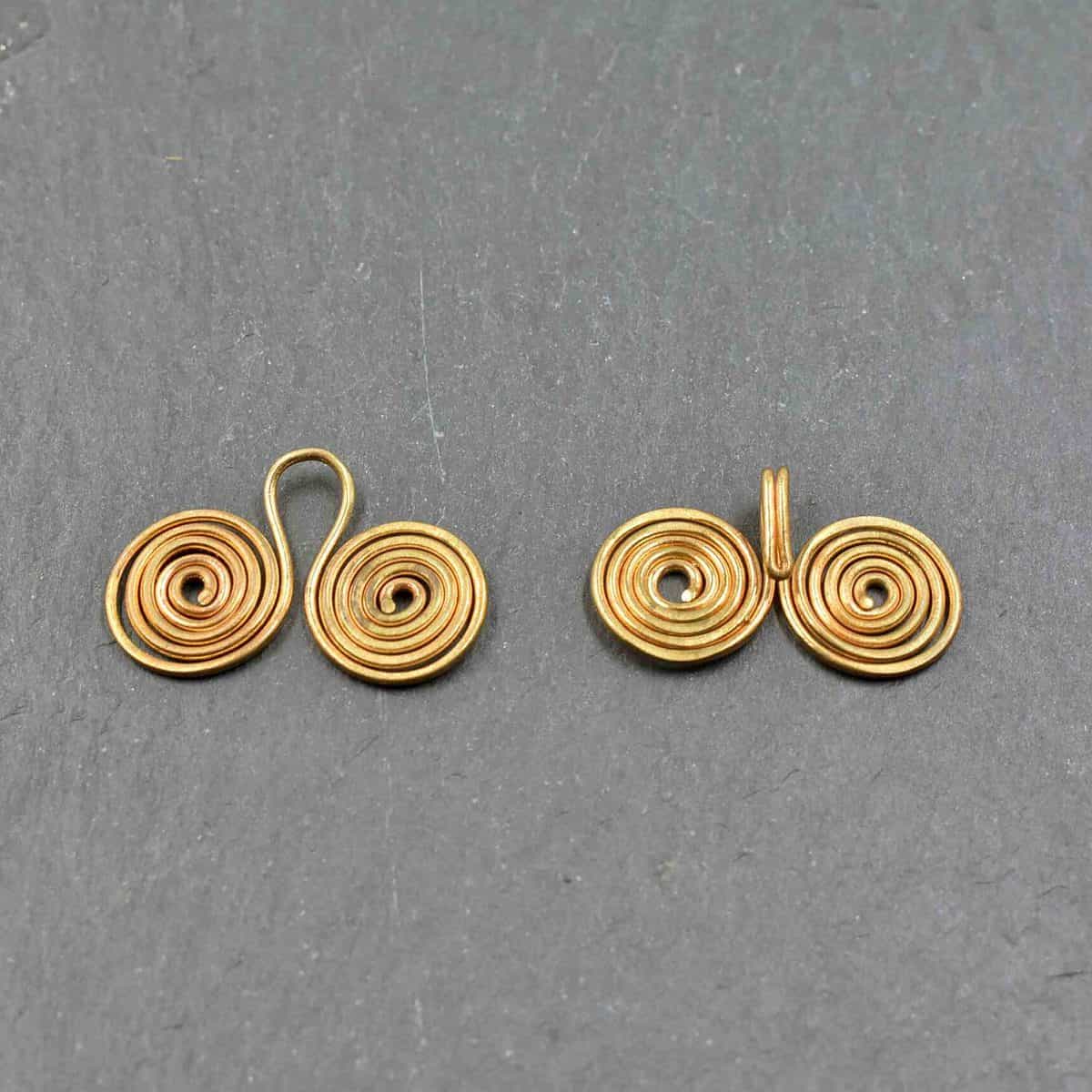 Frühmittelalterliche Gewandschließe aus Messingdraht geöffnet