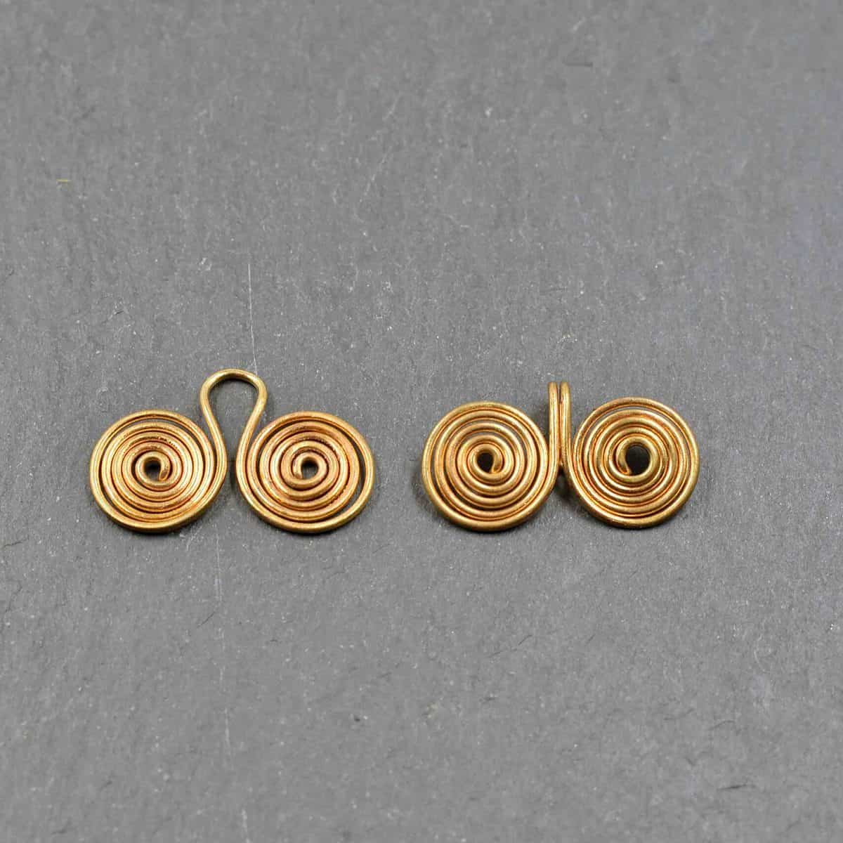 Frühmittelalterliche Gewandschließe aus Messingdraht