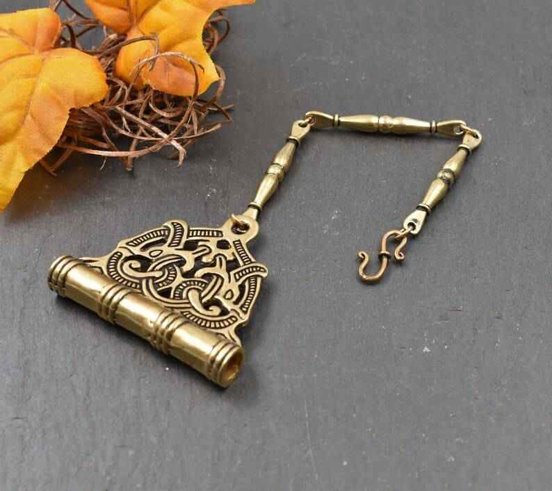 Birka Nadeldose im Jelling-Stil an Stabkette