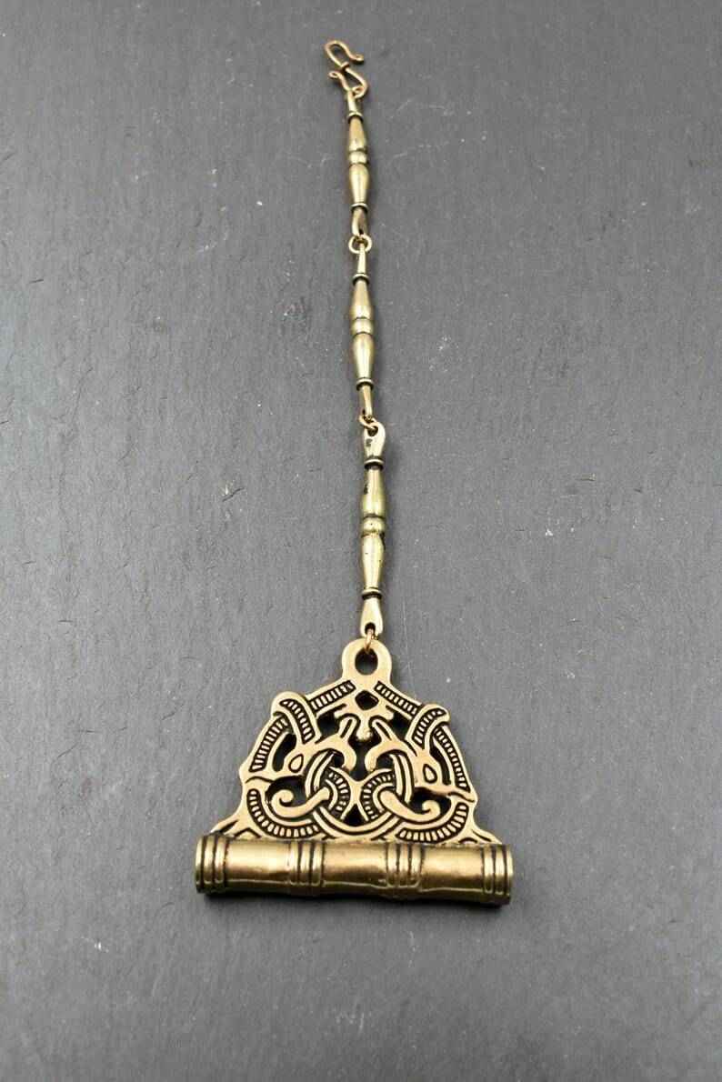 Birka Nadeldose im Jelling-Stil an Stabkette