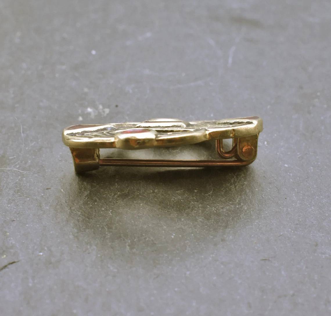 Seitenansicht der S-Fibel aus der Merowingerzeit aus Bronze