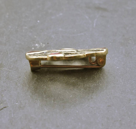 Seitenansicht der S-Fibel aus der Merowingerzeit aus Bronze