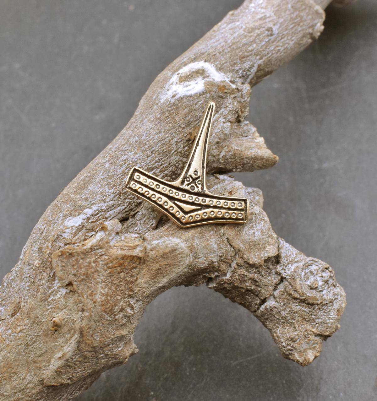 Feine Thorshammer Brosche aus Bronze auf einem Ast