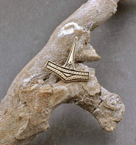 Feine Thorshammer Brosche aus Bronze auf einem Ast