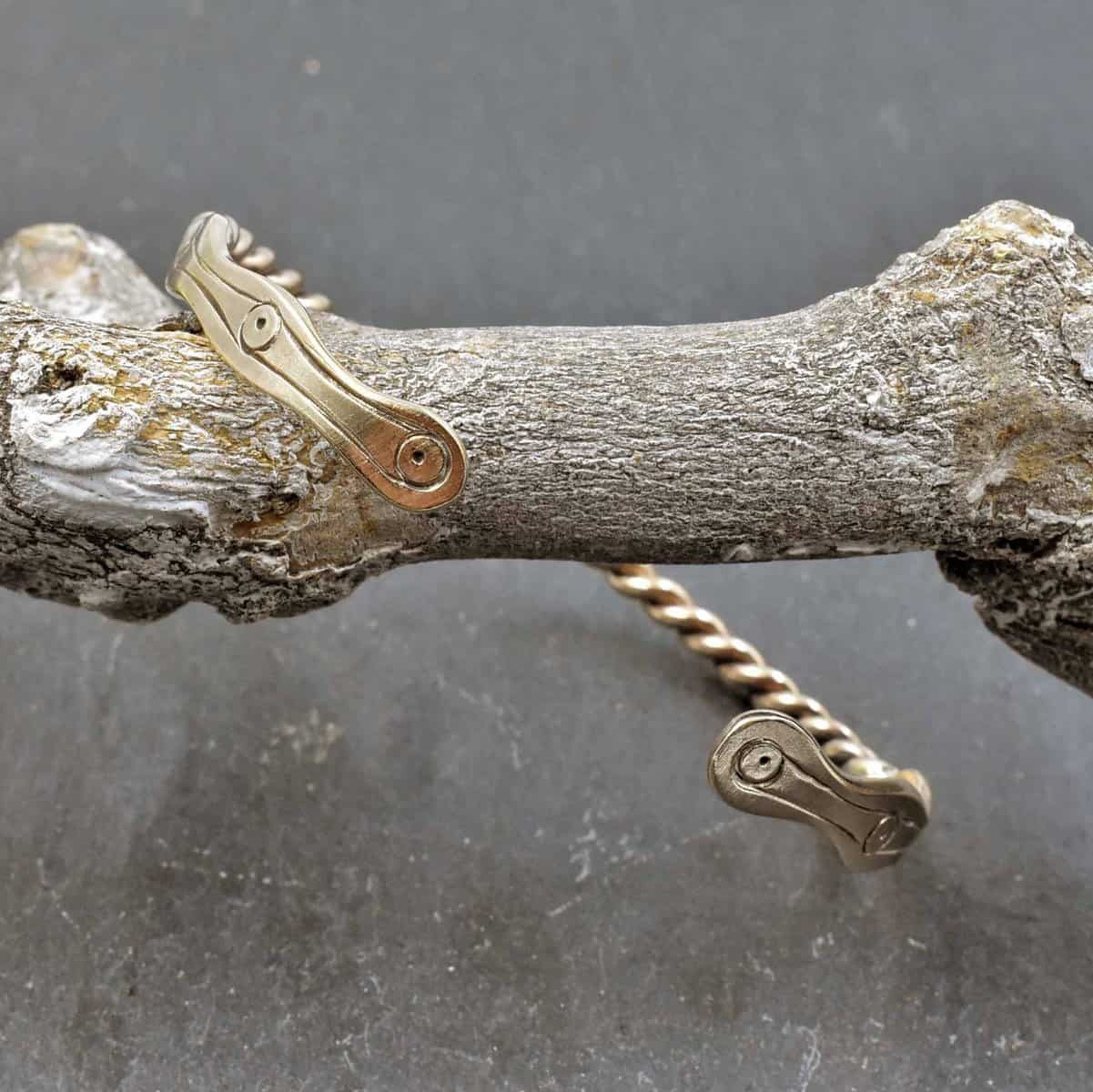 Gotland Armspange aus Bronze auf einem Ast