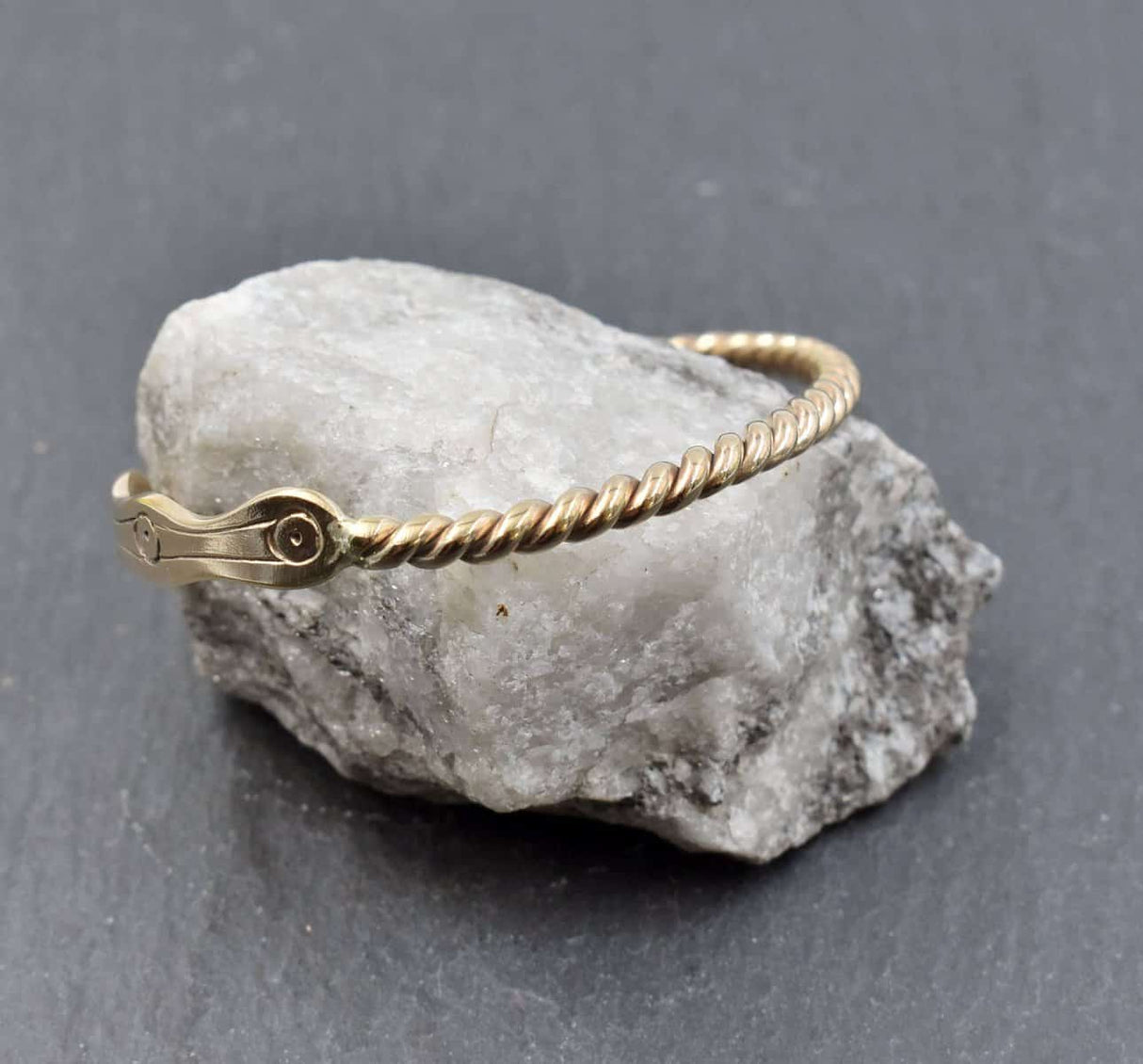 Gotland Armspange aus der Vendelzeit auf einem Stein