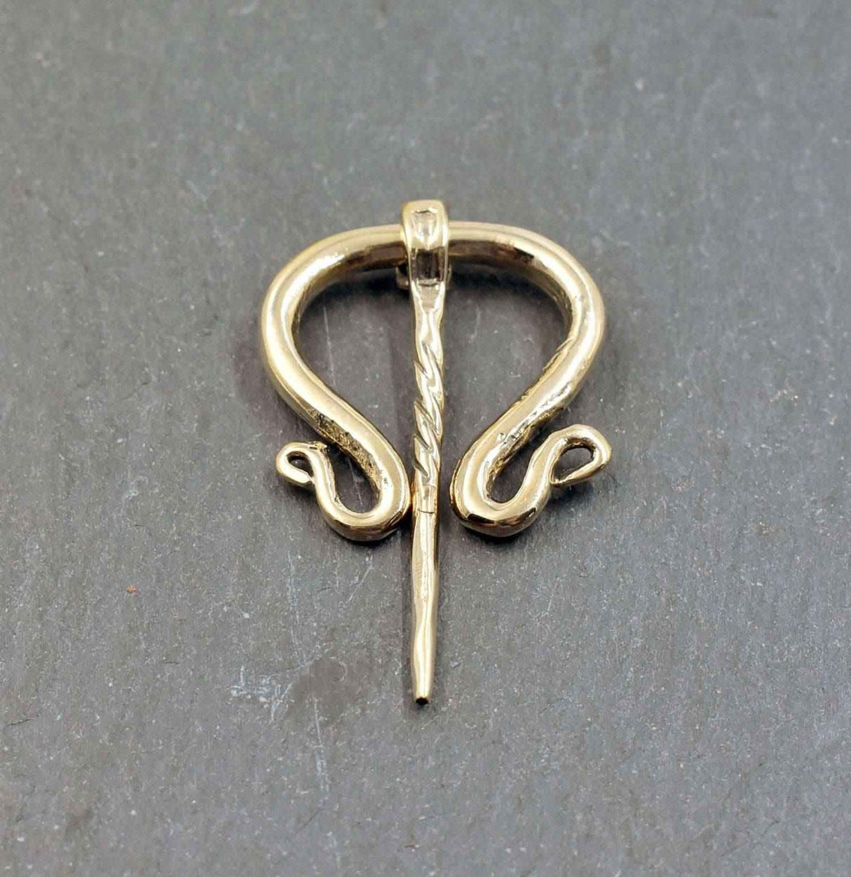 Kleine Omegafibel aus Bronze