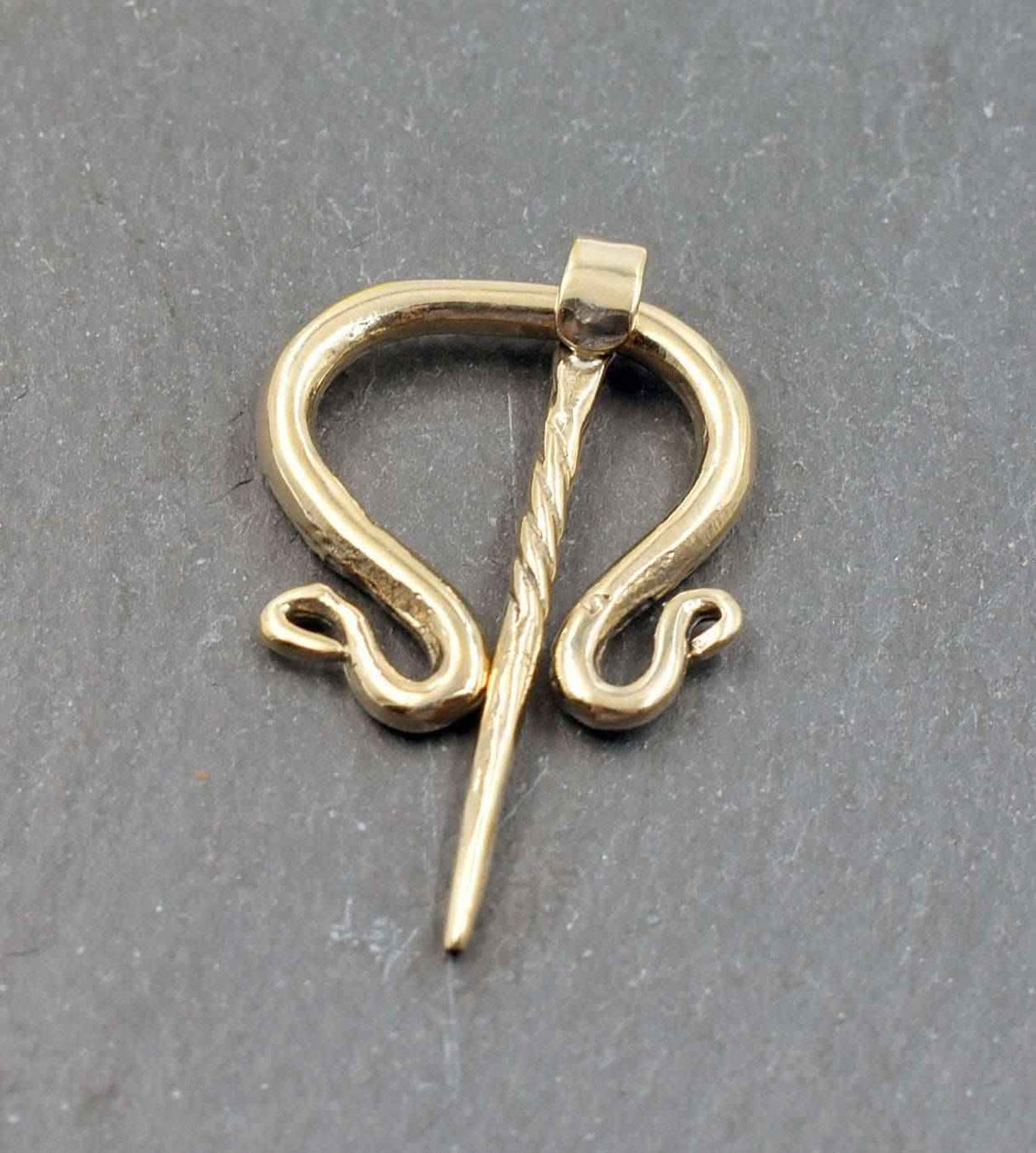 Kleine Omegafibel aus Bronze