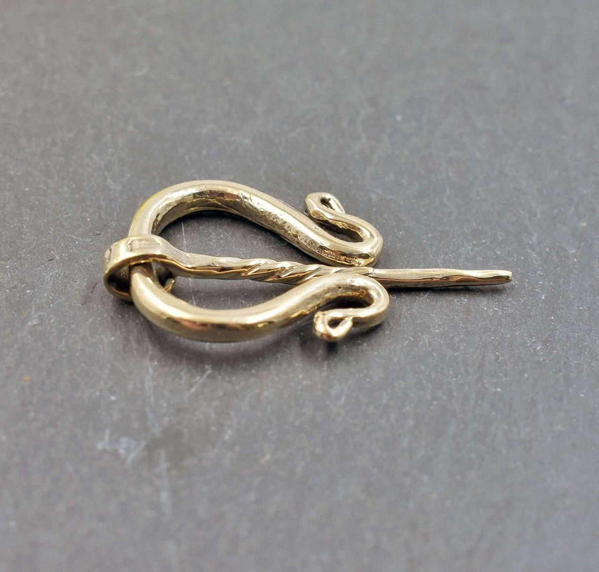 Kleine Omegafibel aus Bronze