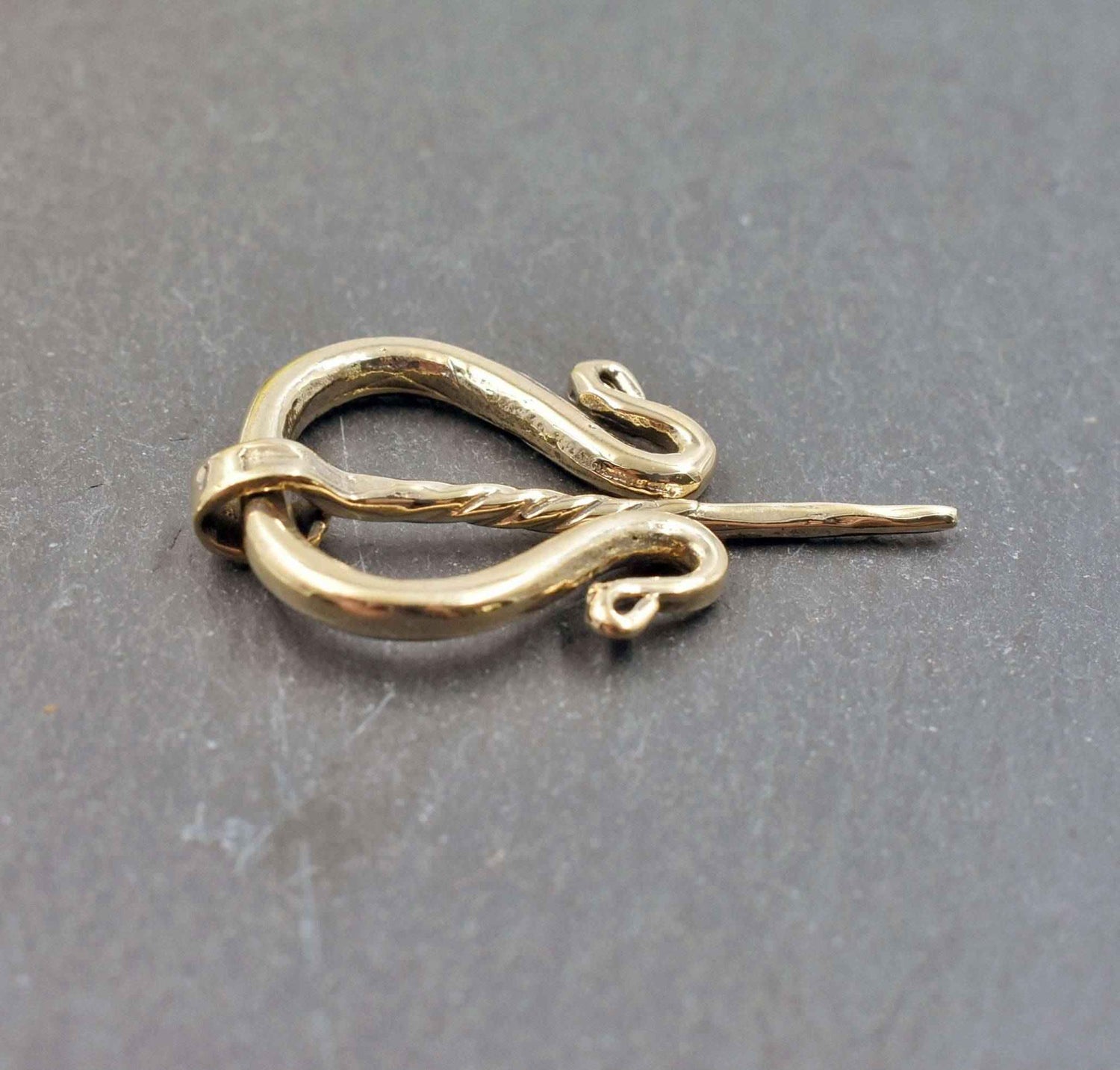 Kleine Omegafibel aus Bronze